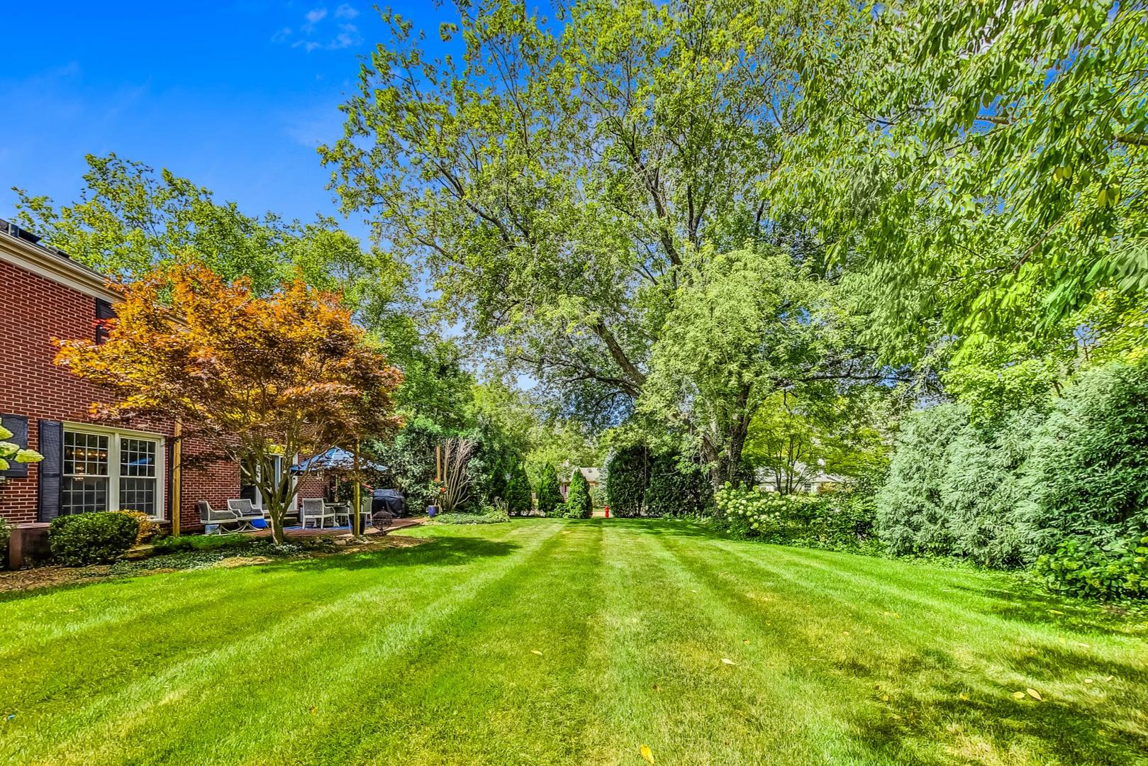 1 Knoll Ridge Road Rolling Meadows, IL 60008 - Photo 52 of 58 a view of a yard with plants and trees