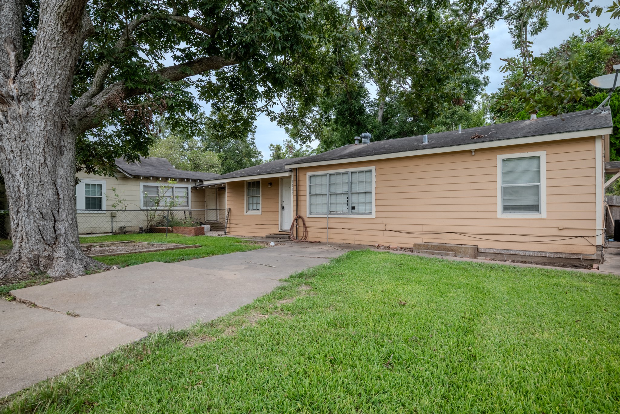 1005 Center Street Wharton, TX 77488 - Photo 4 of 33 a front view of house with yard and green space