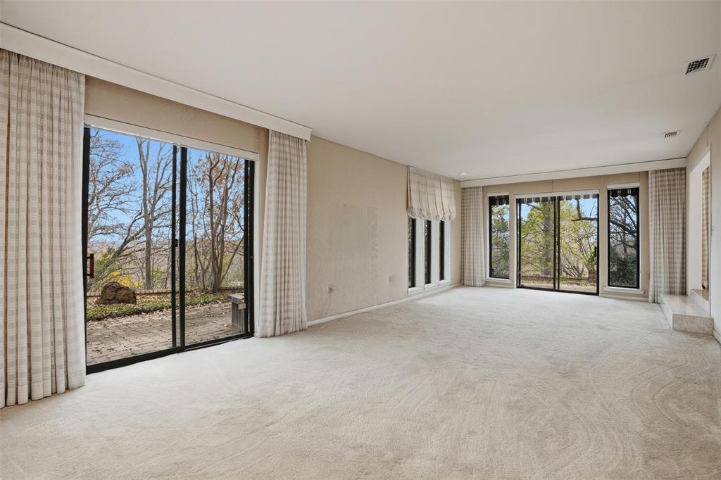 1004 Crowley Road Arlington, TX 76012 - Photo 19 of 38 Dining/Living Area