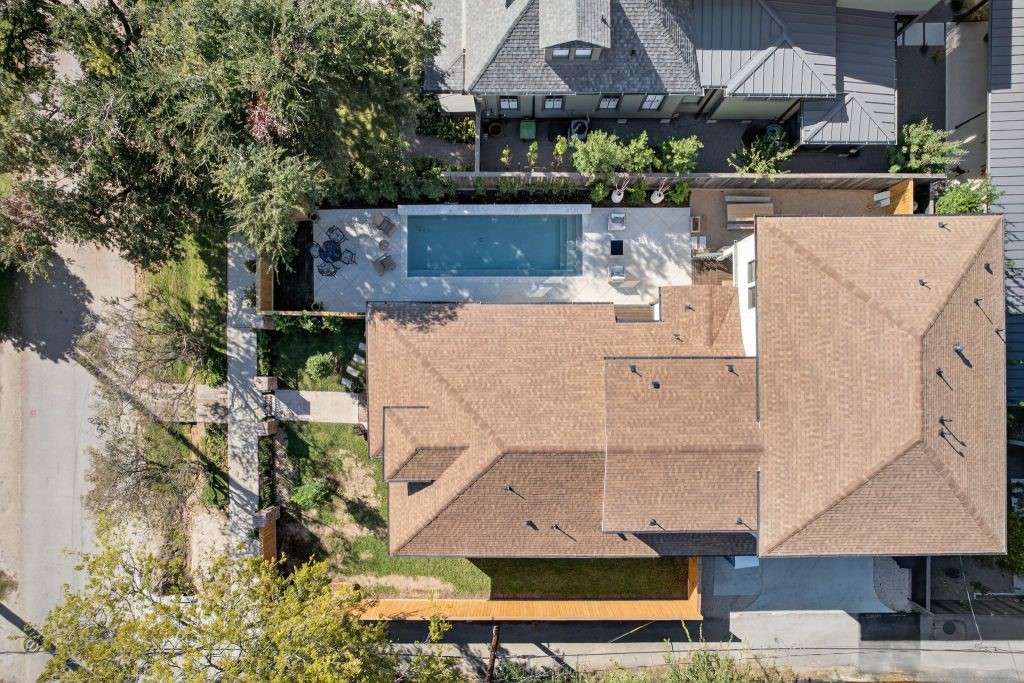 305 East 5th Street Houston, TX 77007 - Photo 11 of 35 an aerial view of a house with a yard