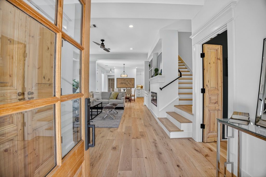 305 East 5th Street Houston, TX 77007 - Photo 12 of 35 a view of living room with wooden floor and furniture