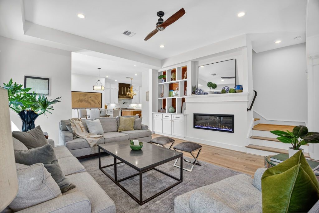 305 East 5th Street Houston, TX 77007 - Photo 13 of 35 a living room with furniture and a fireplace