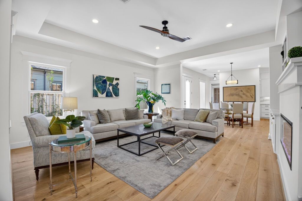 305 East 5th Street Houston, TX 77007 - Photo 14 of 35 a living room with furniture and a wooden floor