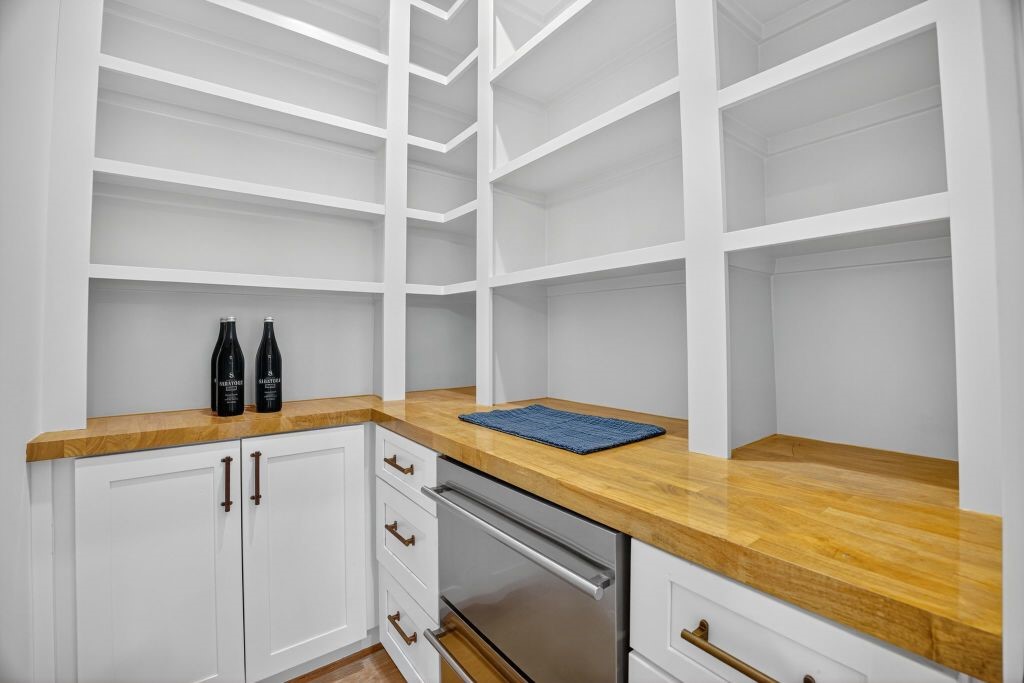 305 East 5th Street Houston, TX 77007 - Photo 19 of 35 a kitchen with a sink and cabinets