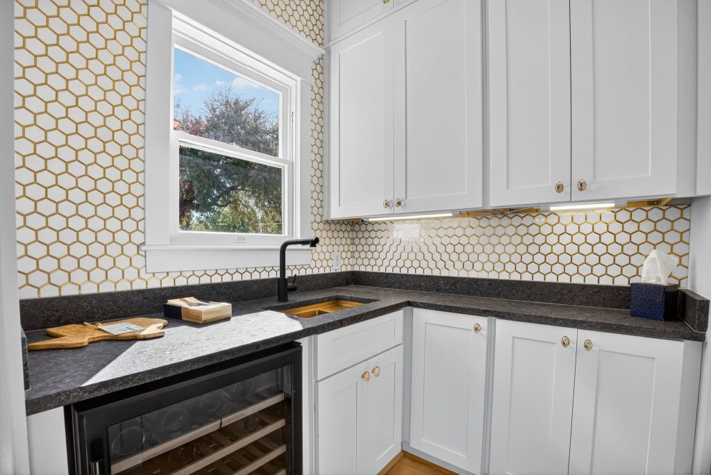 305 East 5th Street Houston, TX 77007 - Photo 20 of 35 a kitchen with a sink and cabinets