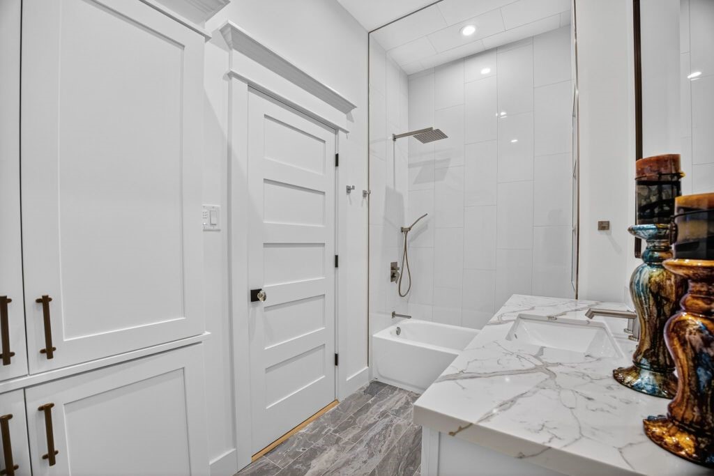 305 East 5th Street Houston, TX 77007 - Photo 22 of 35 a bathroom with a granite countertop sink a toilet and shower