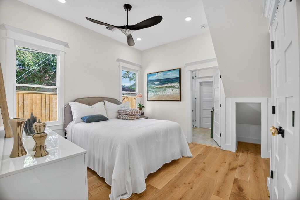 305 East 5th Street Houston, TX 77007 - Photo 23 of 35 a bedroom with double bed and a large window