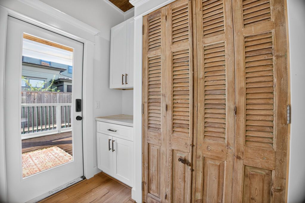 305 East 5th Street Houston, TX 77007 - Photo 27 of 35 a view of a bathroom with a balcony