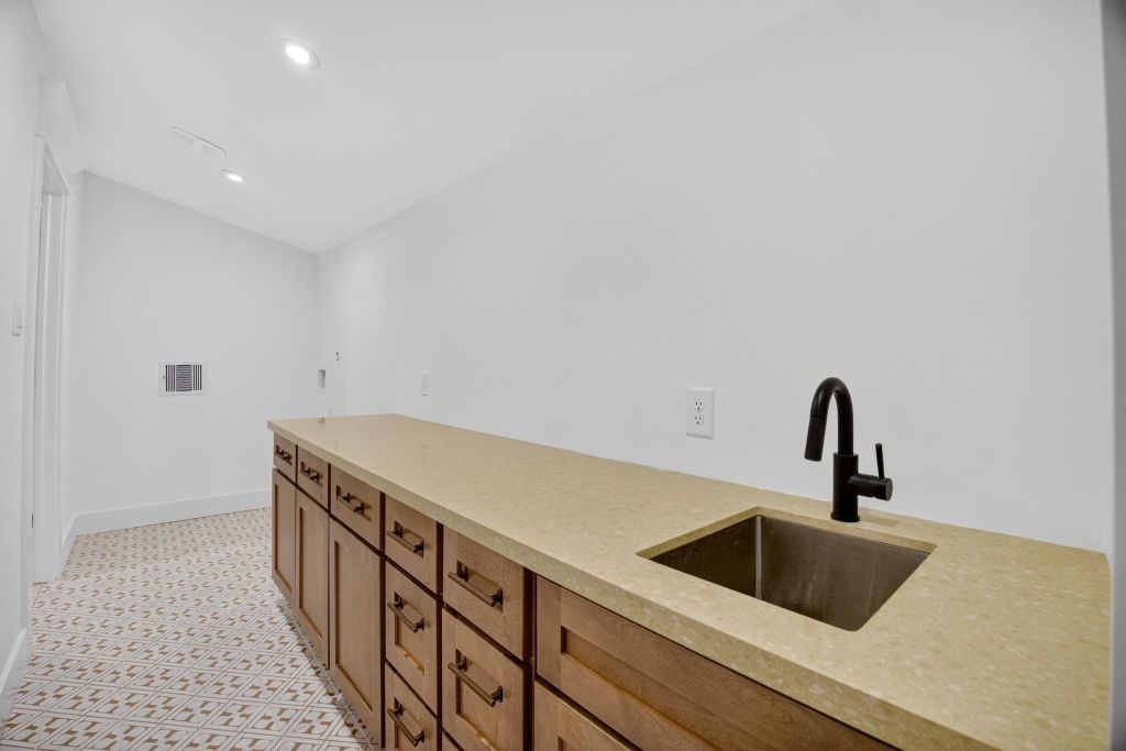 305 East 5th Street Houston, TX 77007 - Photo 28 of 35 a kitchen with a sink and cabinets