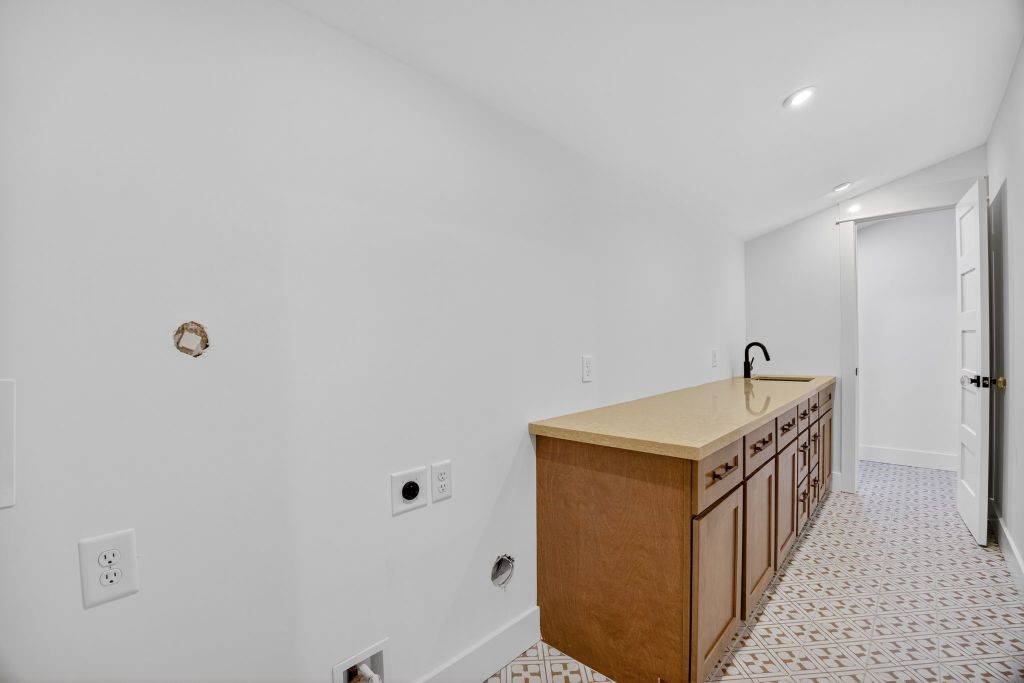 305 East 5th Street Houston, TX 77007 - Photo 29 of 35 a hallway with washer and dryer