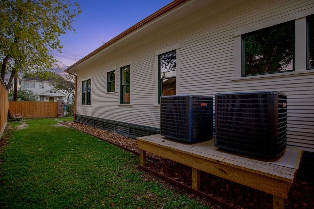 305 East 5th Street Houston, TX 77007 - Photo 30 of 35 a view of a house with a yard