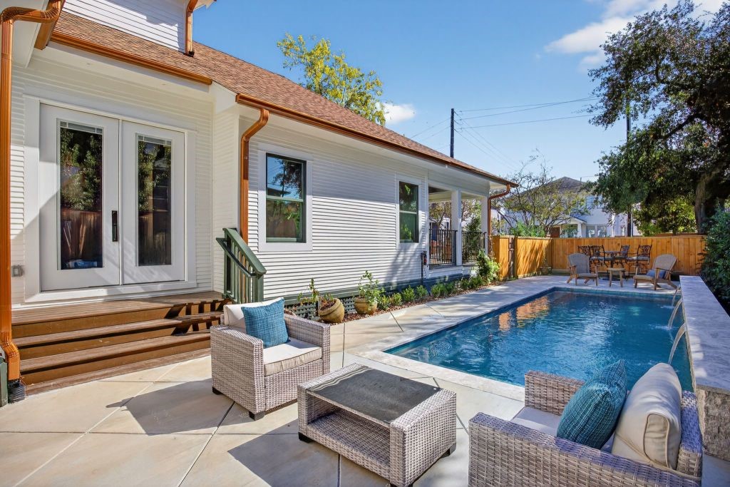 305 East 5th Street Houston, TX 77007 - Photo 3 of 35 a view of a house with couches chairs and a patio