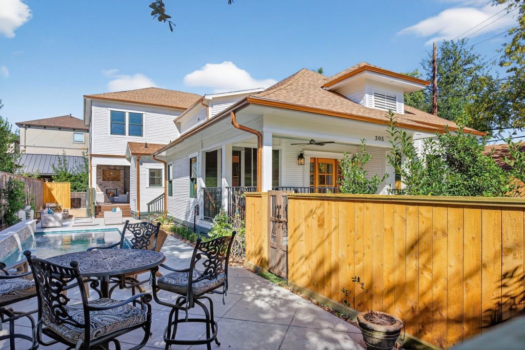 305 East 5th Street Houston, TX 77007 - Photo 31 of 35 a view of a house with pool and chairs