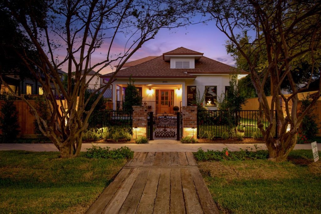 305 East 5th Street Houston, TX 77007 - Photo 33 of 35 a view of a house with a yard