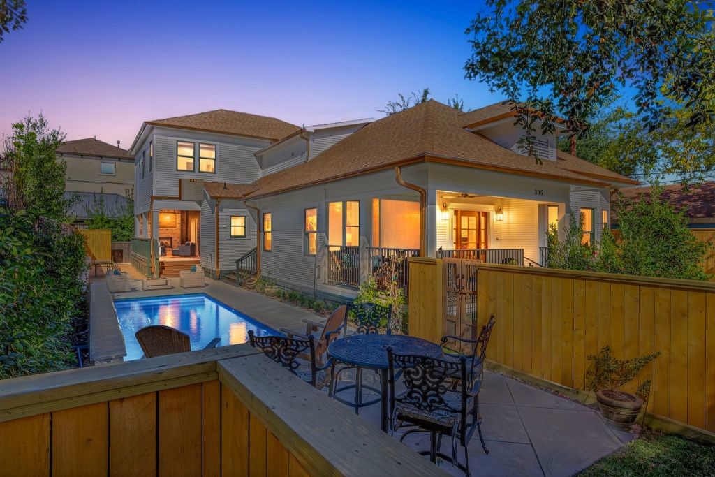 305 East 5th Street Houston, TX 77007 - Photo 5 of 35 a view of a chairs and table in the balcony