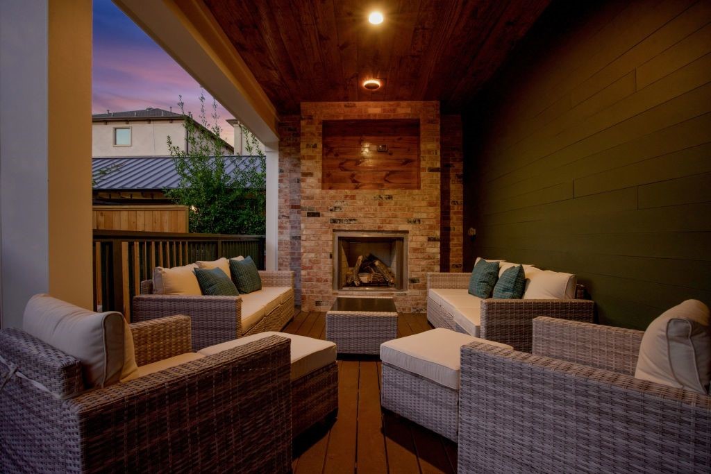 305 East 5th Street Houston, TX 77007 - Photo 6 of 35 a living room with furniture and a fireplace