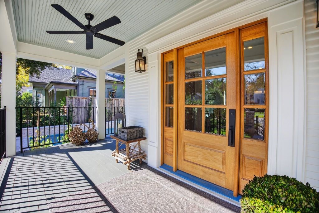 305 East 5th Street Houston, TX 77007 - Photo 8 of 35 a view of a porch with a table and chairs