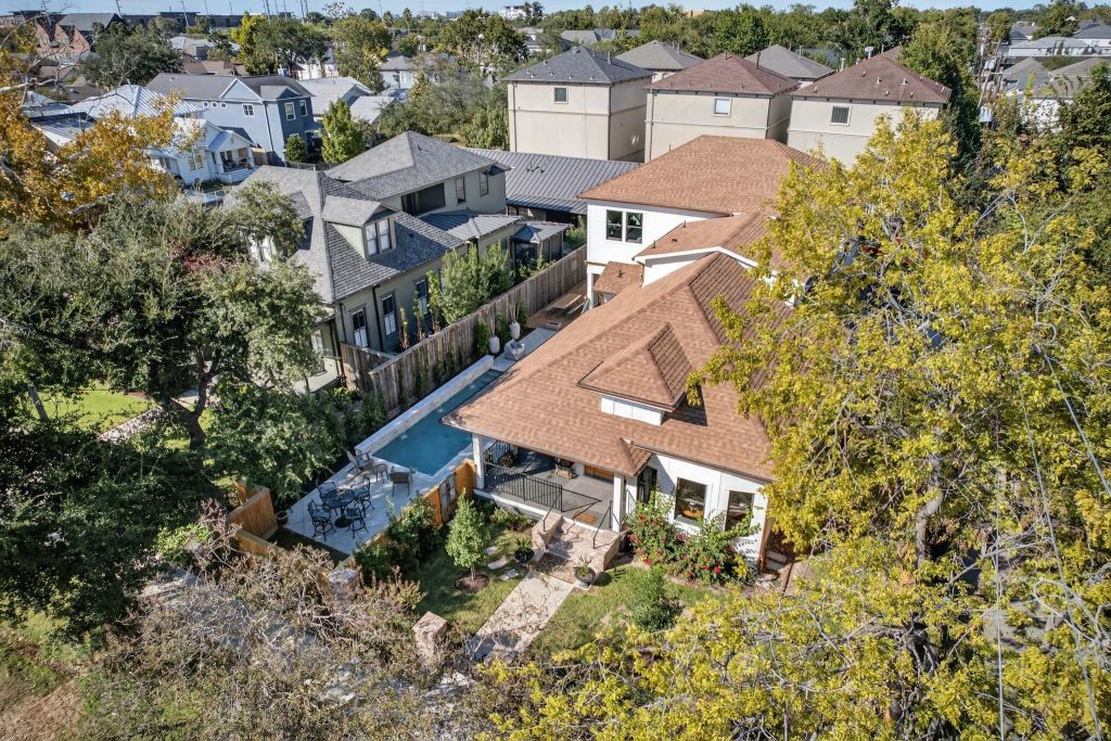 305 East 5th Street Houston, TX 77007 - Photo 10 of 35 an aerial view of multiple houses with a yard