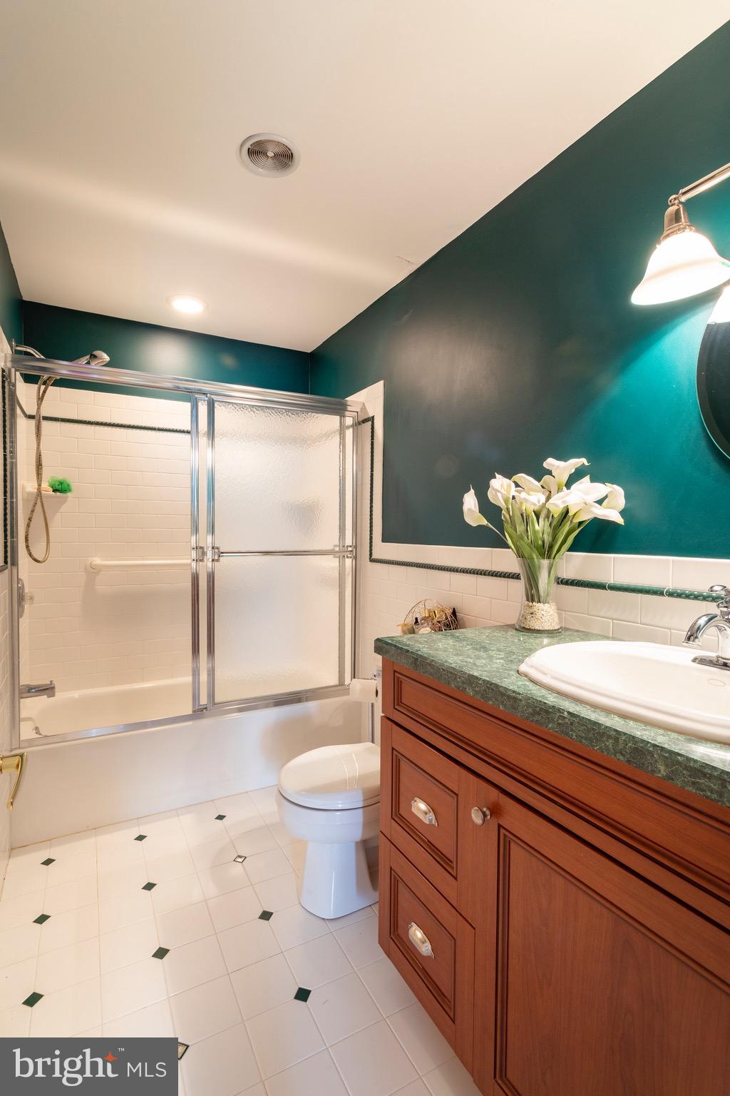 261 Winding Way Road Stratford, NJ 08084 - Photo 46 of 60 Guest Bathroom
