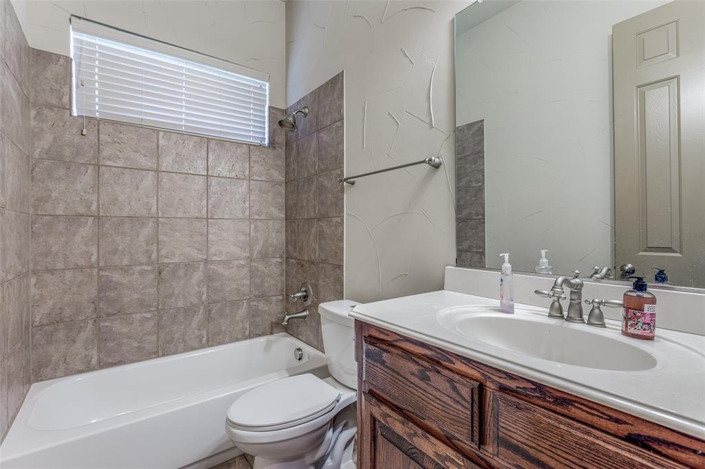 2245 Homestead Lane Plano, TX 75025 - Photo 15 of 25 a bathroom with a sink a toilet and a bathtub