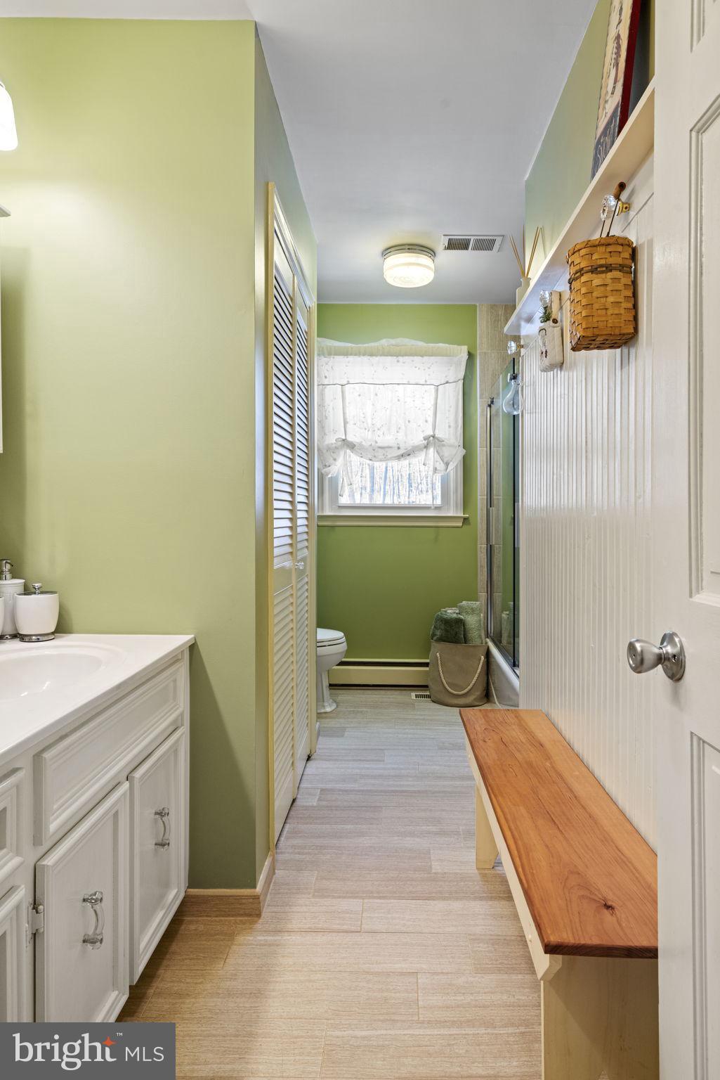 1400 Mountain Road Haymarket, VA 20169 - Photo 22 of 59 Main hall full bath with large linen closet