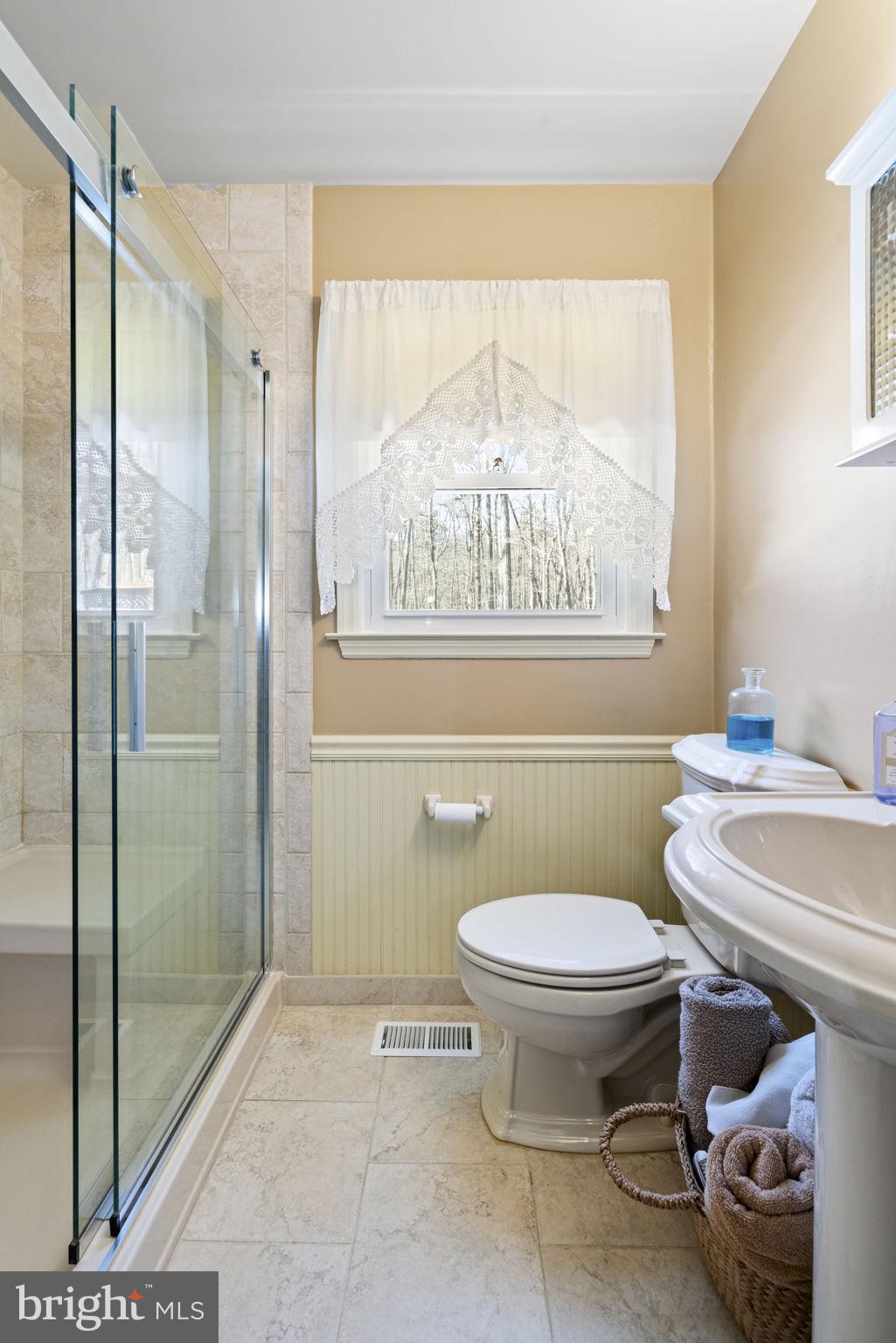 1400 Mountain Road Haymarket, VA 20169 - Photo 32 of 59 Updated Shower glass door