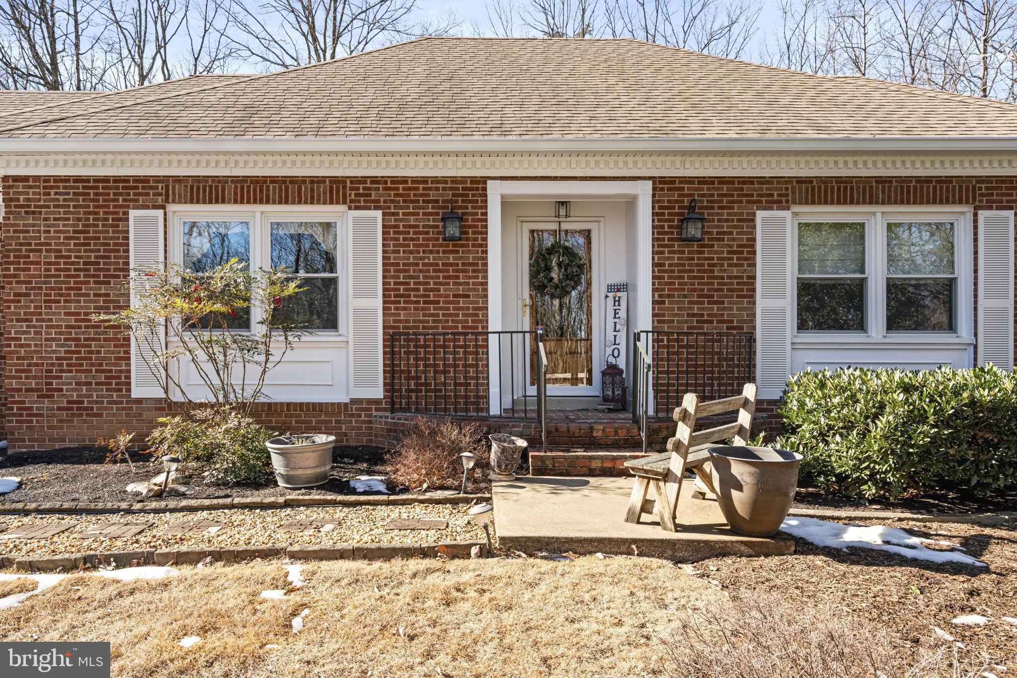1400 Mountain Road Haymarket, VA 20169 - Photo 6 of 59 Cozy front entry way with updated door