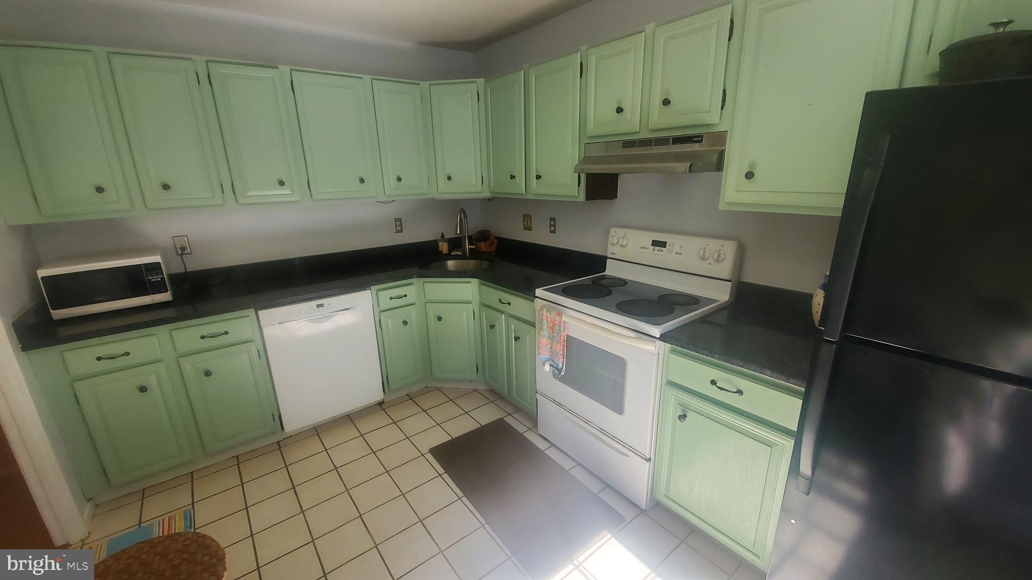 New kitchen countertops, new range & new  DW.