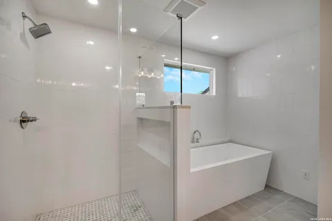 $1,350,000 | 772 Lakebreeze Drive, Canyon Lake, TX 78133