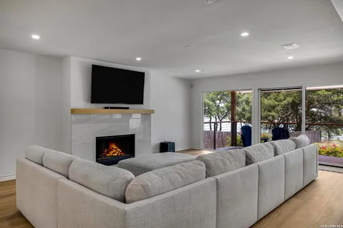 $1,350,000 | 772 Lakebreeze Drive, Canyon Lake, TX 78133