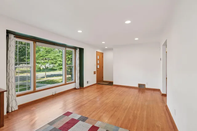 $2,695 | 4215 16th Avenue South, Minneapolis, MN 55407