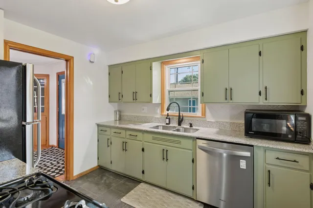 $2,695 | 4215 16th Avenue South, Minneapolis, MN 55407