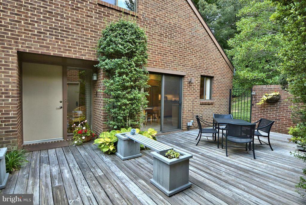 11304 Harborside Cluster Reston, VA 20191 - Photo 4 of 28 ENCLOSED COURTYARD