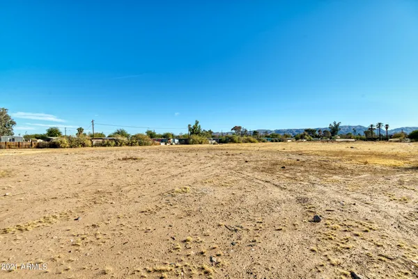 a view of entryway with a yard