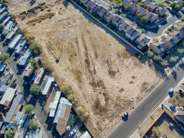 a view of entryway with outdoor space