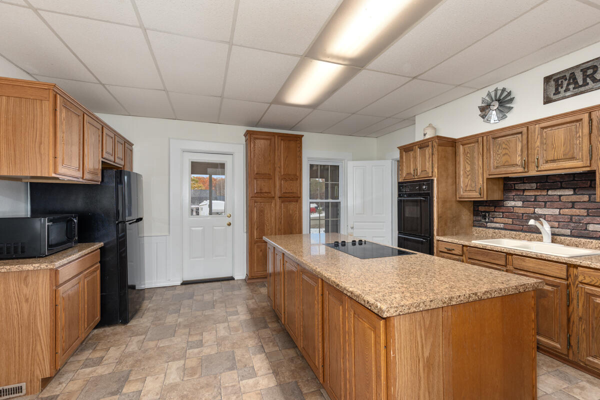 688 Pierce Road Plainwell, MI 49080 - Photo 11 of 46 IMG_1008