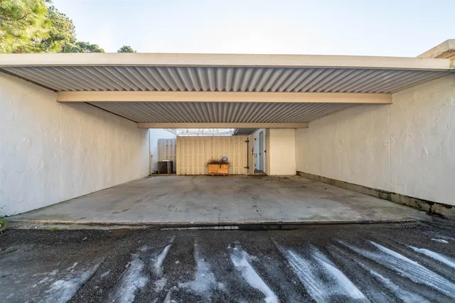 an outdoor view of house