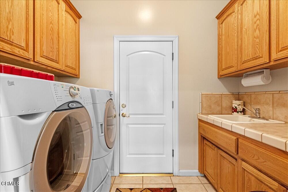 26450 Cumberland Road Tehachapi, CA 93561 - Photo 23 of 52 a utility room with dryer and washer