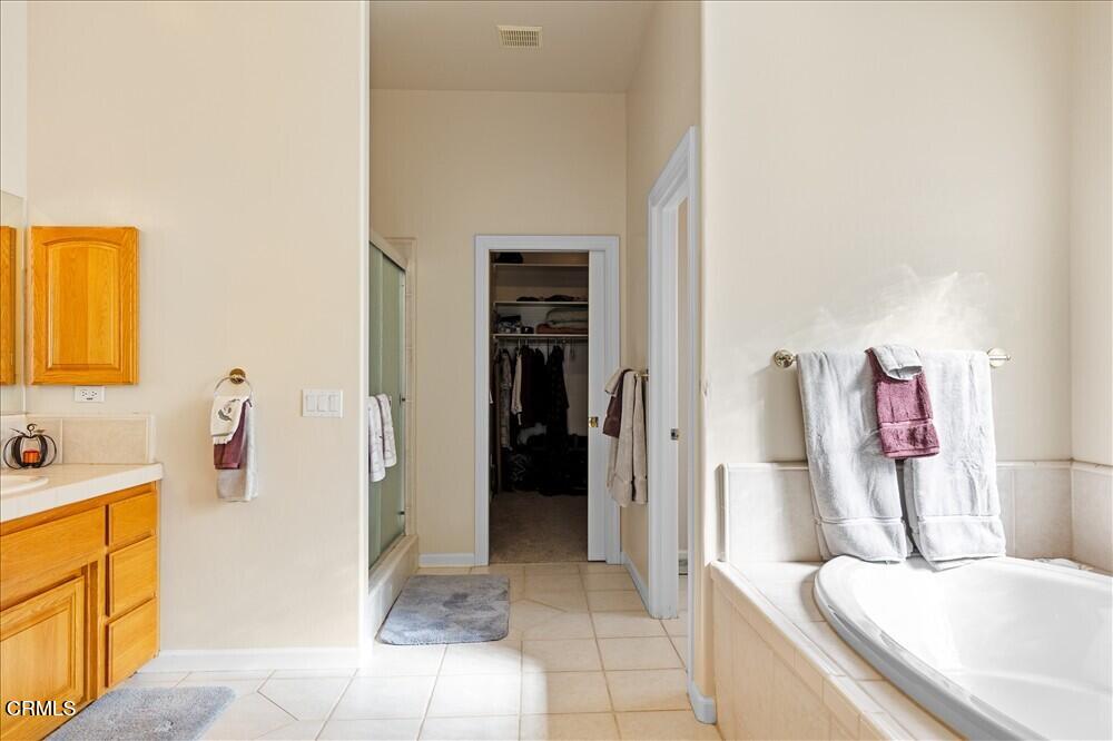 26450 Cumberland Road Tehachapi, CA 93561 - Photo 37 of 52 a bathroom with a tub sink and a mirror