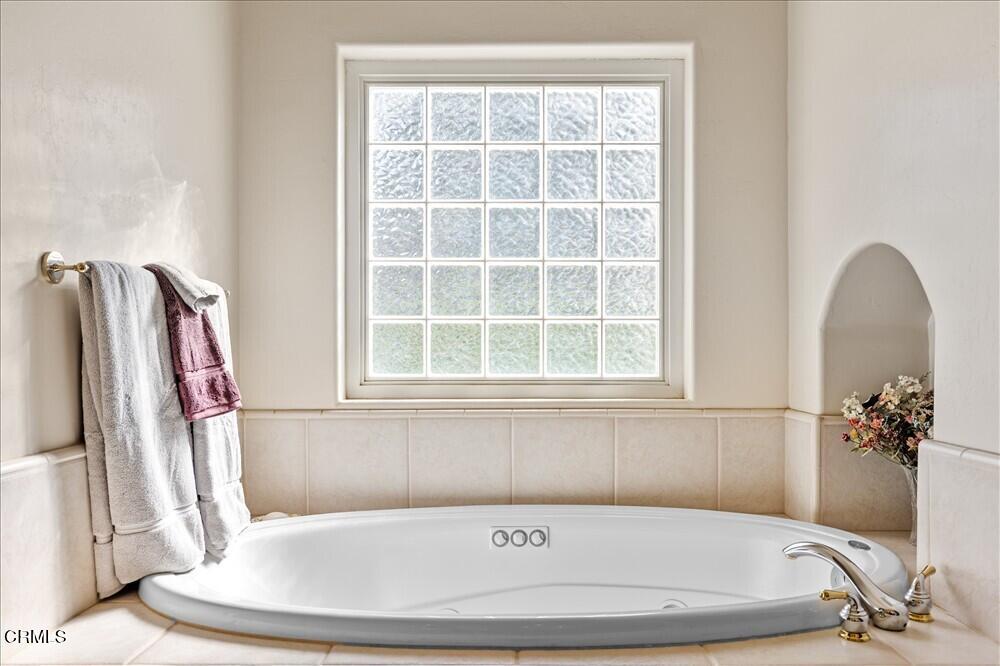 26450 Cumberland Road Tehachapi, CA 93561 - Photo 39 of 52 a bath tub sitting next to a white sink