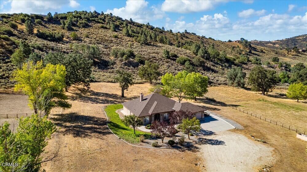 26450 Cumberland Road Tehachapi, CA 93561 - Photo 47 of 52 a view of a dry yard with sitting area