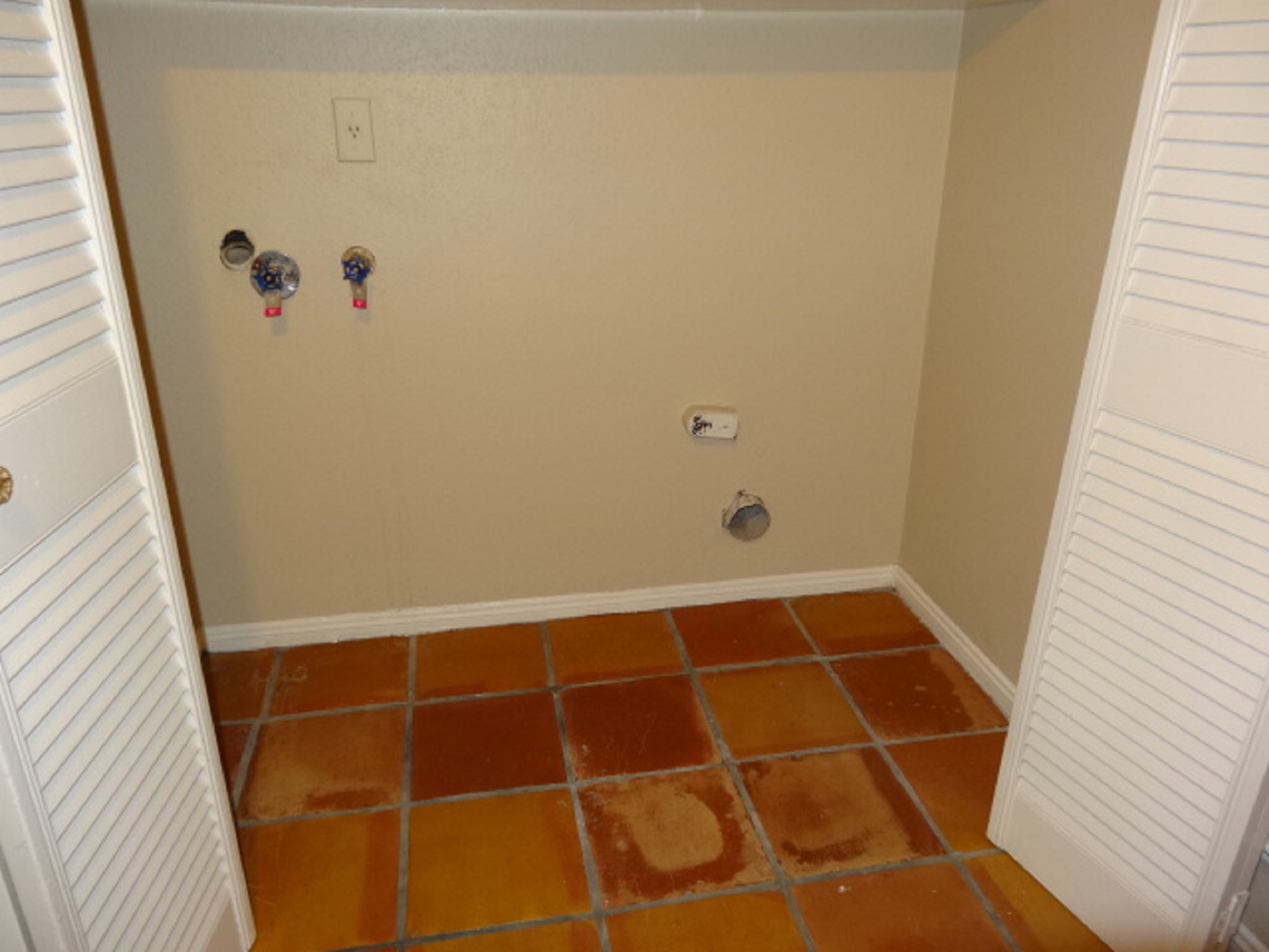 5522 Deep Forest Drive Houston, TX 77092 - Photo 9 of 47 Laundry Area w/Saltillo Tile Flooring