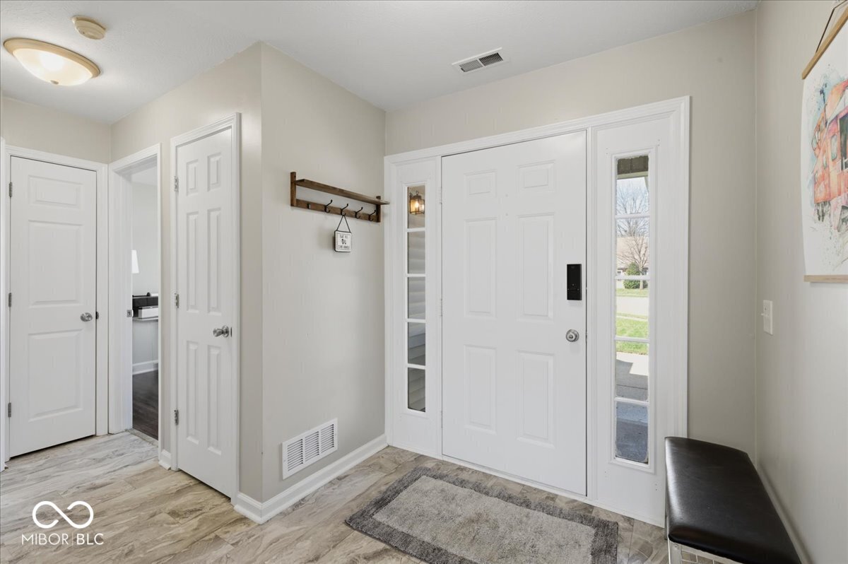 2533 Copper Tree Way Carmel, IN 46033 - Photo 3 of 32