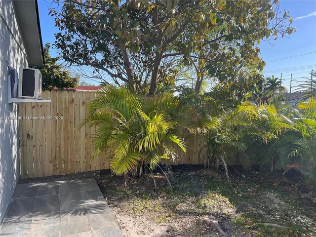 a view of a backyard