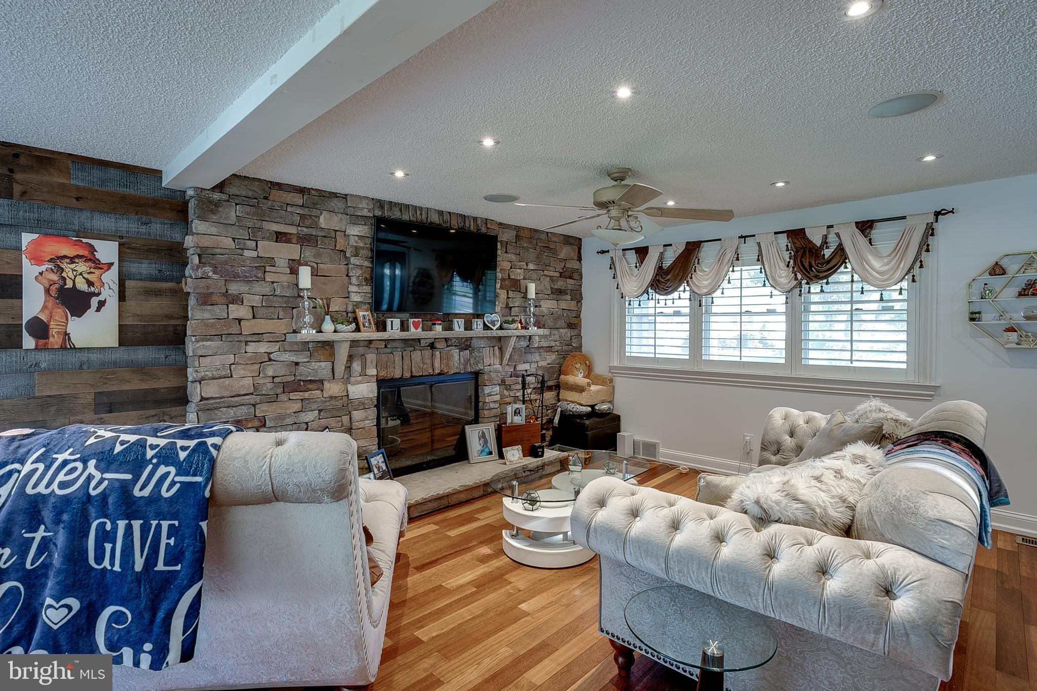 14 Ridgeview Avenue Berlin, NJ 08009 - Photo 6 of 41 Living Room