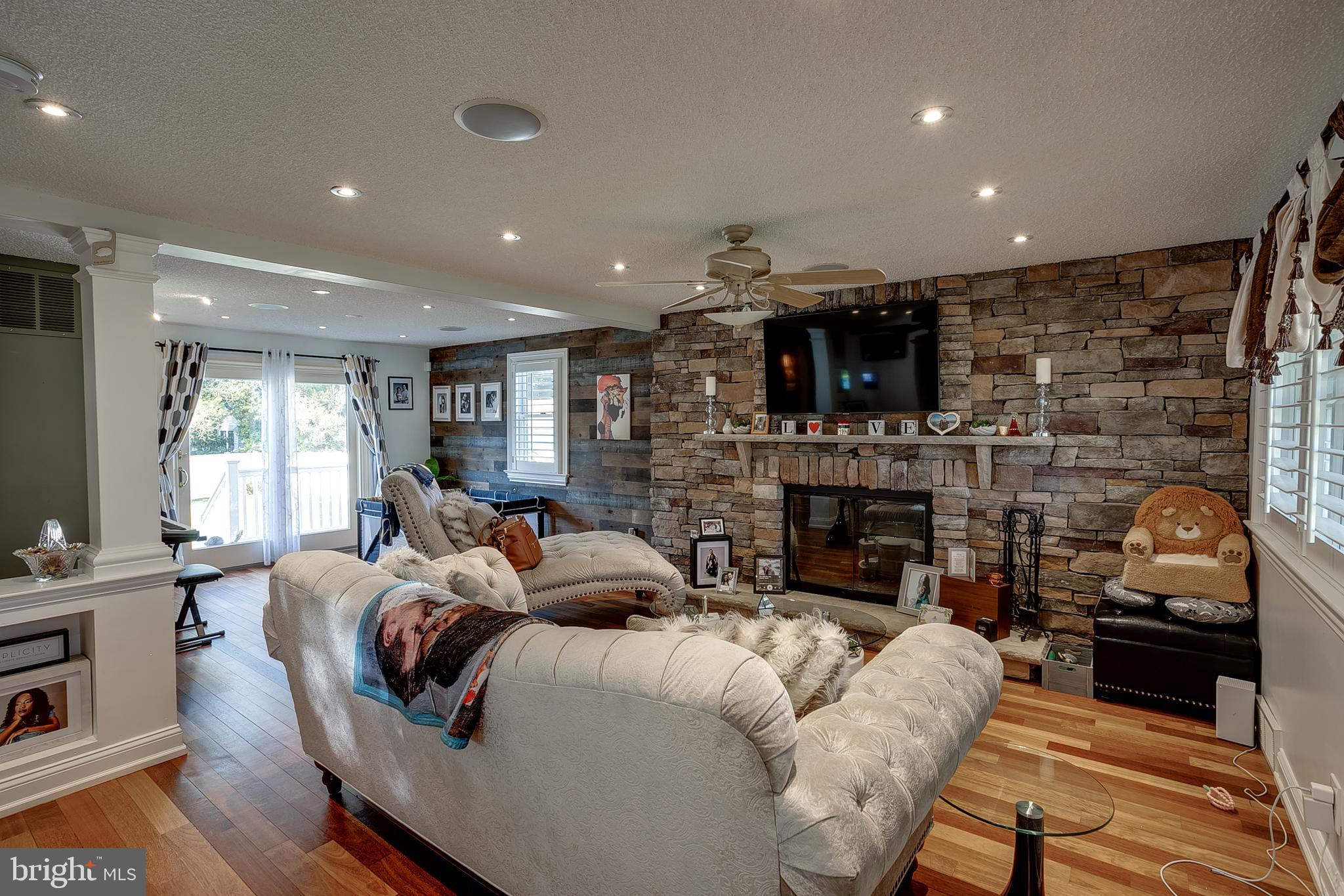 14 Ridgeview Avenue Berlin, NJ 08009 - Photo 7 of 41 Living Room