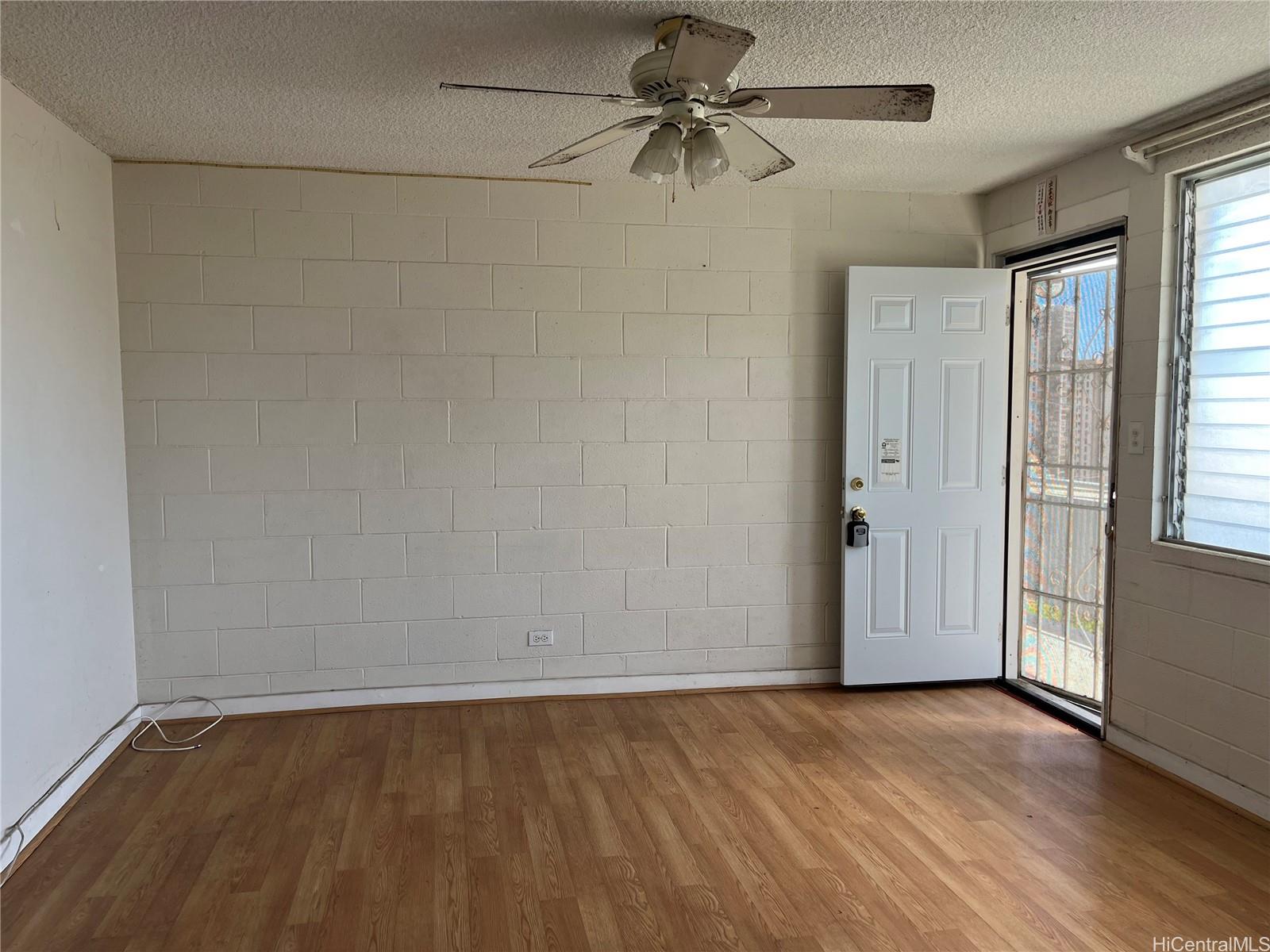 1516 Emerson Street, Unit 104 Honolulu, HI 96813 - Photo 4 of 9 an empty room with a empty space and a window