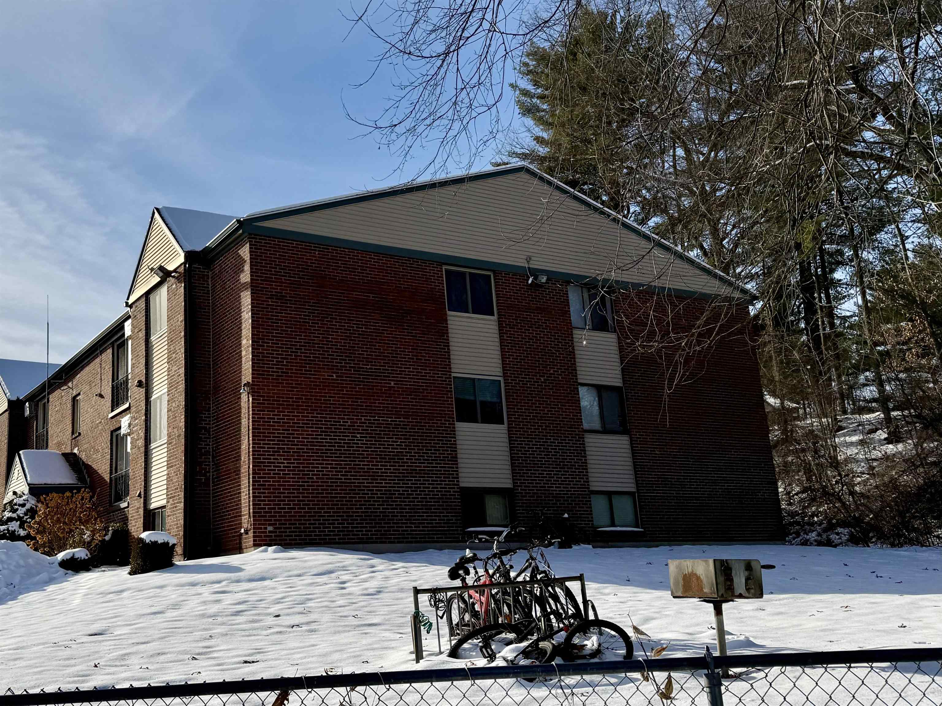 112 English Village Road, Unit 104 Manchester, NH 03102 - Photo 2 of 9