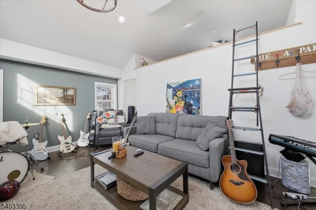 $400,000 | 53 Brunswick Avenue, Bloomsbury, NJ 08804