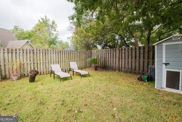 a view of a backyard